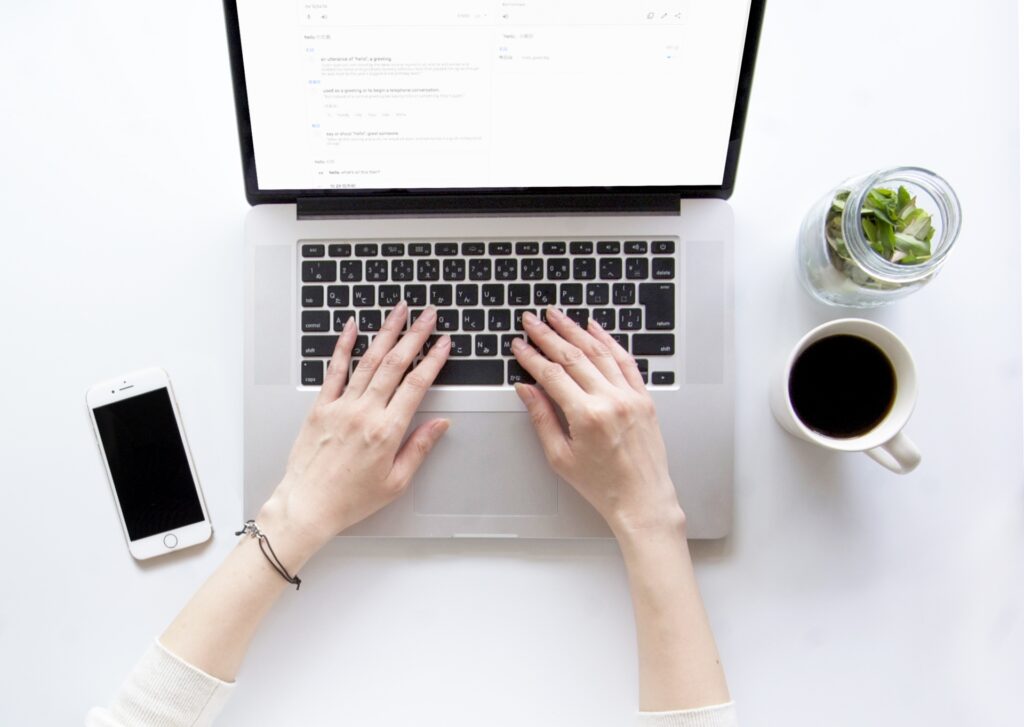 パソコンを操作する手元