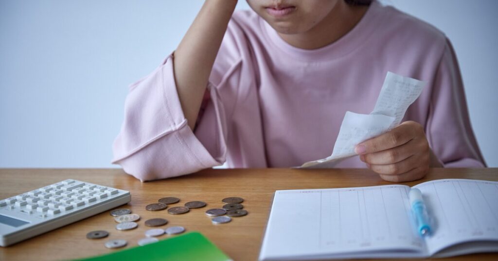 お金の心配をしている写真