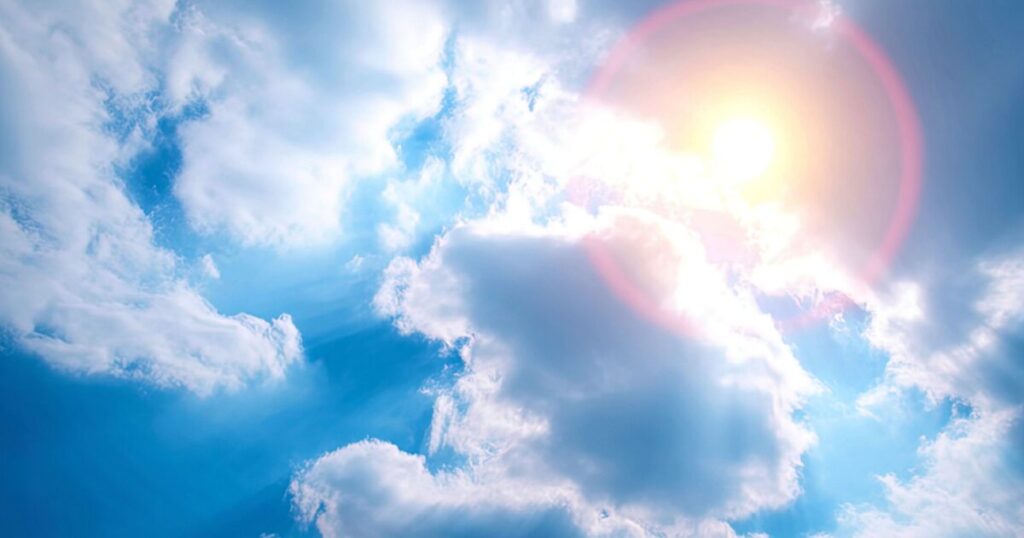 明るい空と太陽と雲