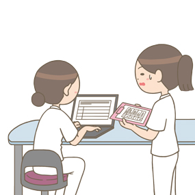 先輩看護師に報告するが、怖くて報告しづらくしている若手看護師