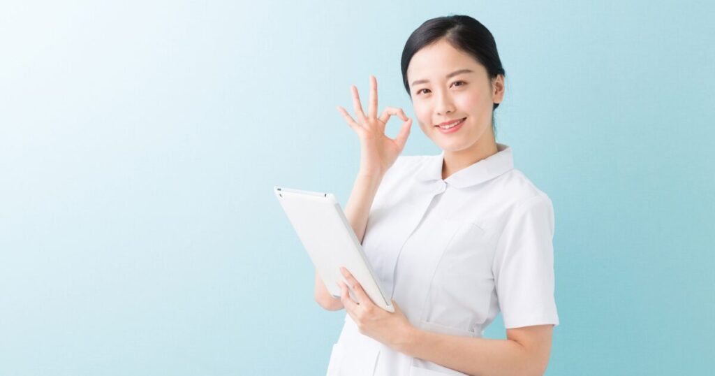 OKサインをする看護師