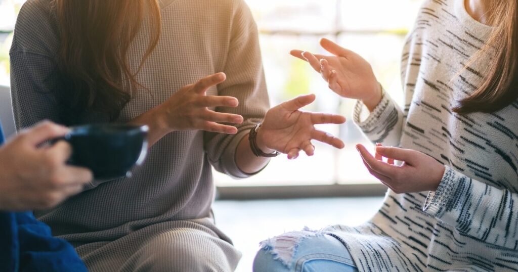 友達と話す女性