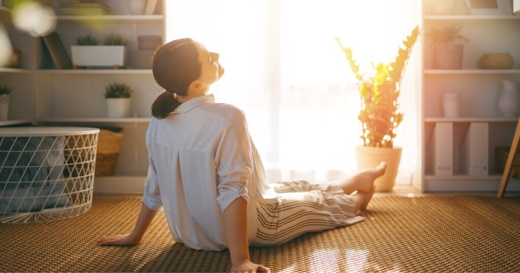 部屋でゆっくり休む女性