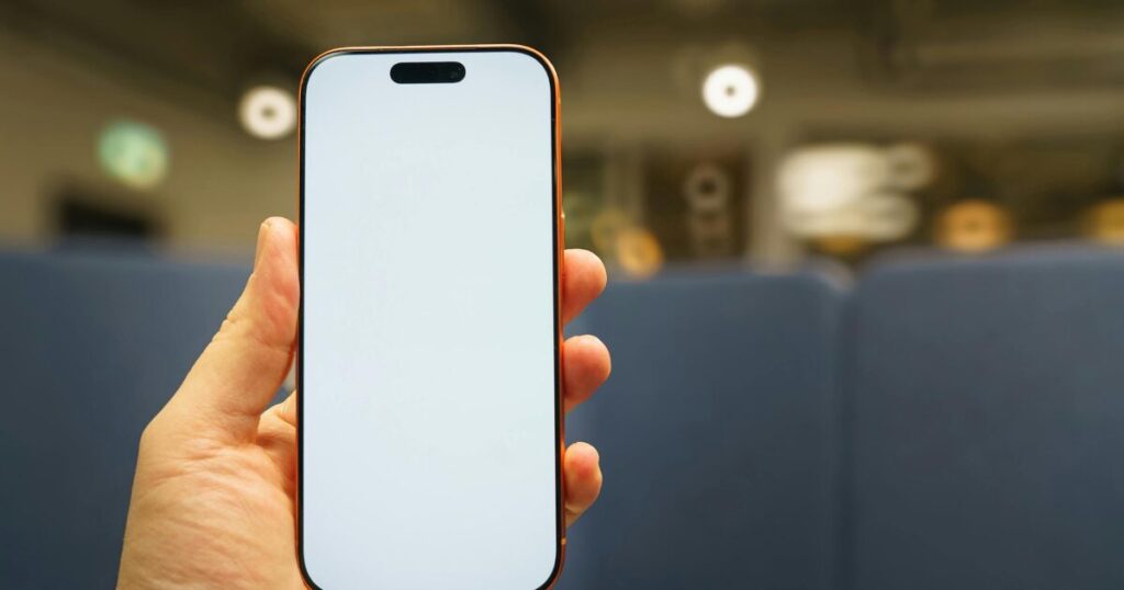 スマホを持つ手