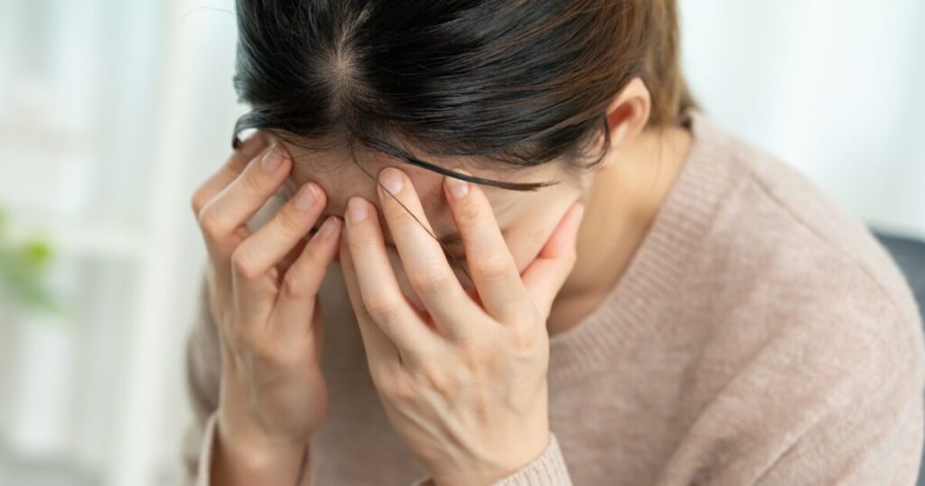 悩んでいる女性