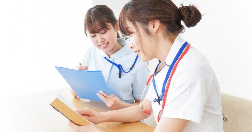 先輩に指導してもらう後輩看護師