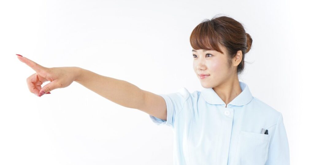 指差しをする看護師