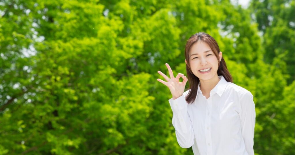 笑顔の女性。理解している様子