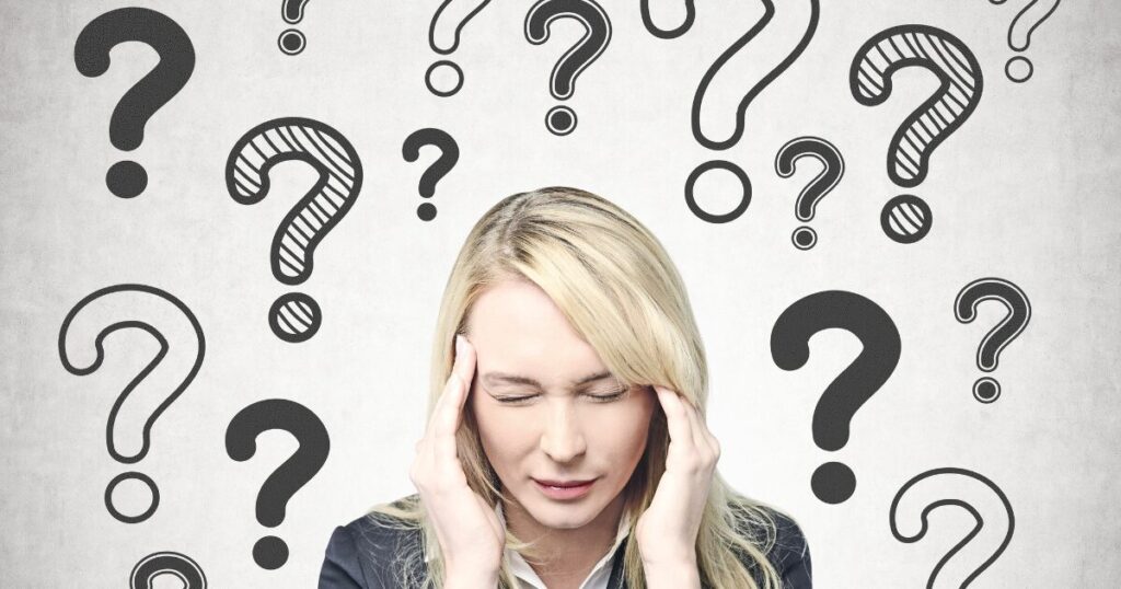 悩んでいる女性