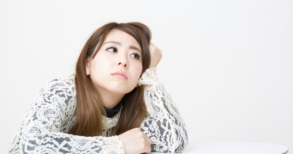 悩んで考えている女性