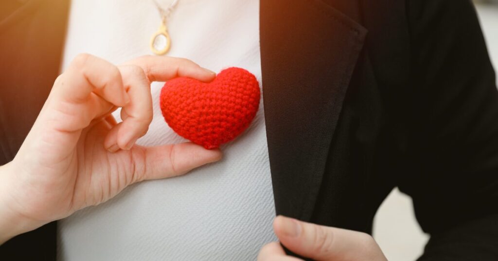 胸にハートを抱えている