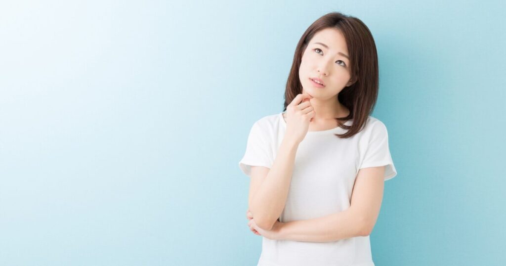悩んでいる女性
