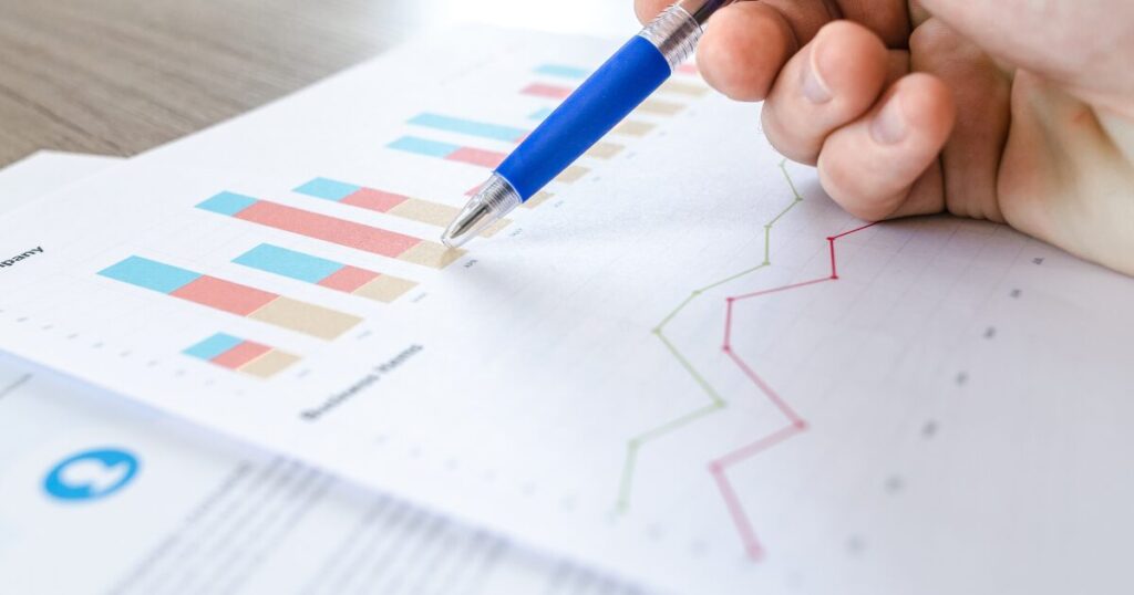 データを見て説明する手元